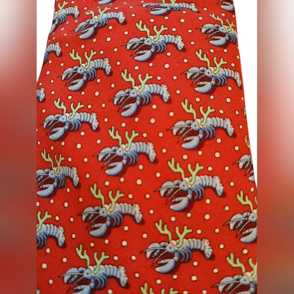 VINEYARD VINES NECKTIE. Red with blue lobsters